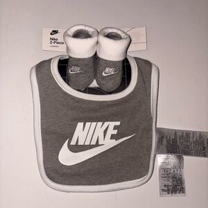 NWT Nike bib and booties